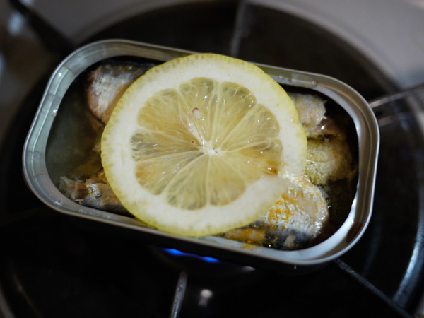 オイルサーディンの缶ごと焼き（工程）