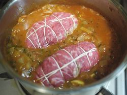 肉を煮込む
