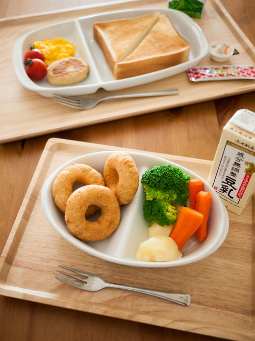「BEASTARS」(板垣巴留)の肉食用&草食用の朝食メニュー