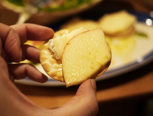 リンゴとブリーチーズのクラッカーのせメープルシロップがけ(ぶりんご)