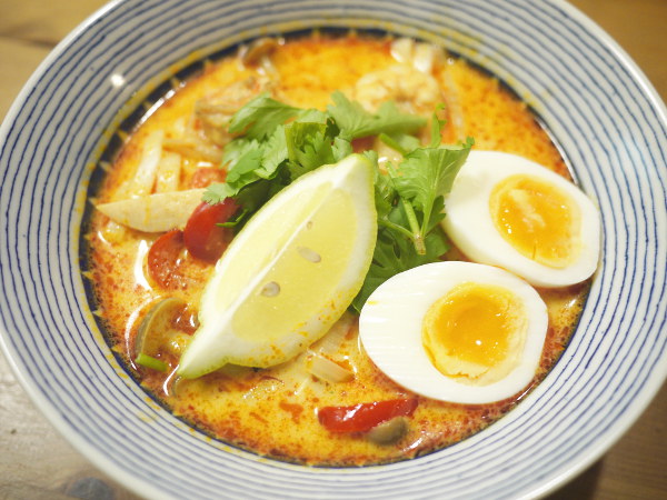 「オリオリスープ」(綿貫芳子)のエスニック風スープカレーうどん