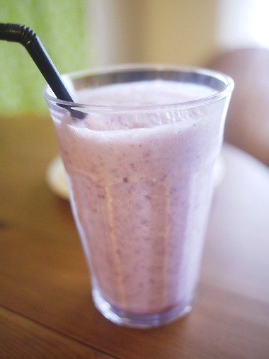 ブルーベリーシロップのラッシーとカフェラテ