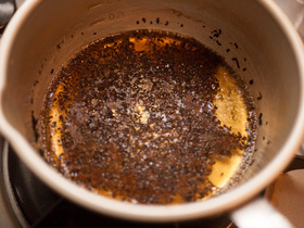茶葉を煮立たせる