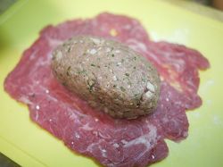 薄切り肉でミンチを包む