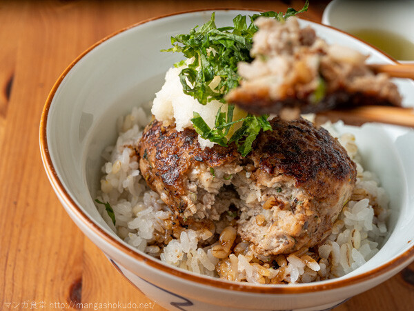 「ドロヘドロ」（林田球）のまかないギョーザバーグ丼