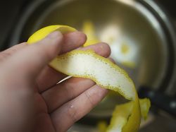 レモンの皮をむく2