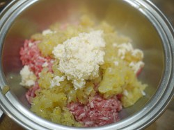 ボウルに材料を