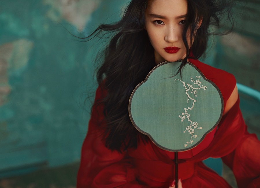 セール中…リウ・イーフェイ直筆サイン入り2Lサイズ写真…Liu Yifei リウ