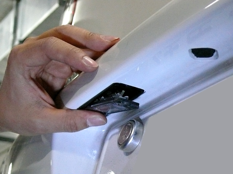 ライセンスランプバルブ リアナンバープレート電球 交換マニュアル Maniacs Blog ライセンスランプバルブ リアナンバープレート電球 交換マニュアル Maniacs Blog