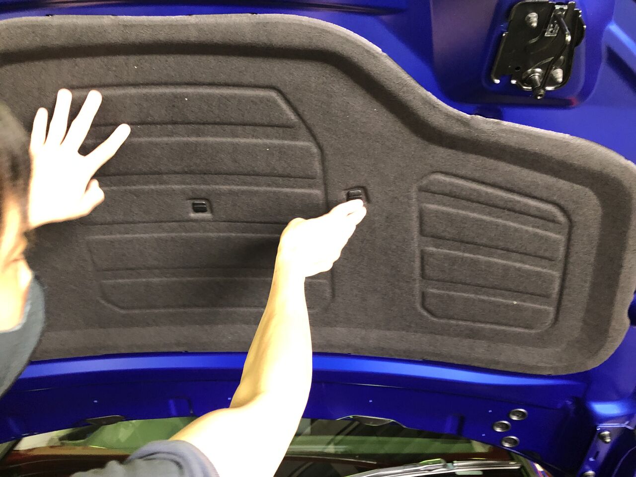 Audi Q5(FY)後期型で省かれてしまったサウンドアブソーバー : maniacs Blog