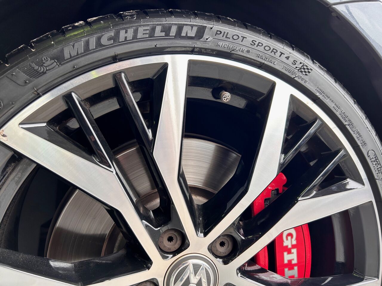 MICHELIN PILOT SPORT 4Sに交換作業を行わせて頂きました