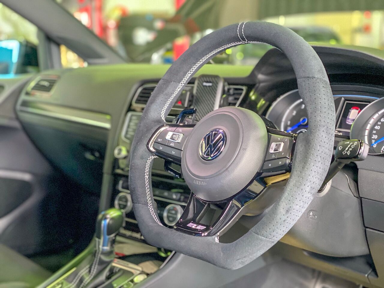 iid designステアリング アルカンターラお取り付けさせて頂きました  