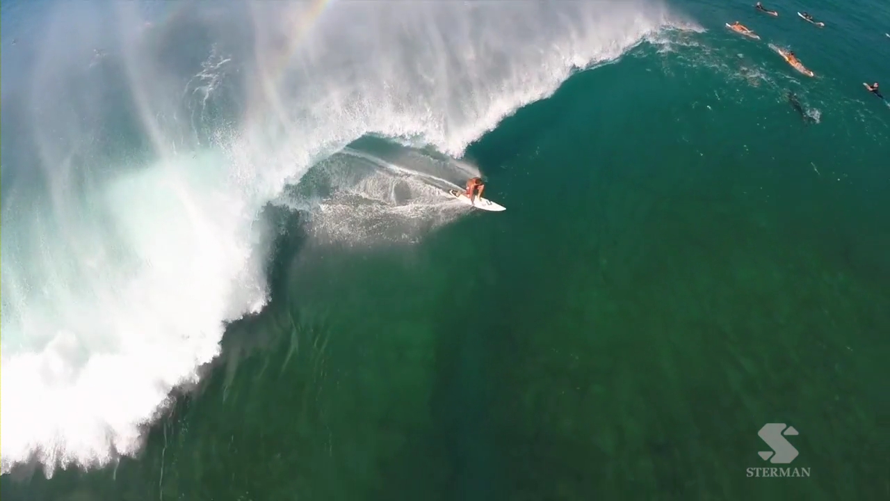ハワイのバンザイ パイプラインで爽快痛快サーフィン ドローンを使って上空から撮るとこんなに臨場感が出るのかという動画 満艦飾
