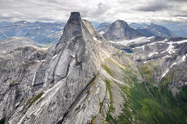 フィヨルドの奥にそびえるノルウェー随一の名峰 ステティン その特異な形は神の山か 悪魔の山か 高所恐怖症の方は閲覧注意の動画もあります 満艦飾 フィヨルドの奥にそびえるノルウェー随一の名峰 ステティン その特異な形は神の山か 悪魔の山か 高所恐怖症の方は閲覧注意の動画もあります 満艦飾