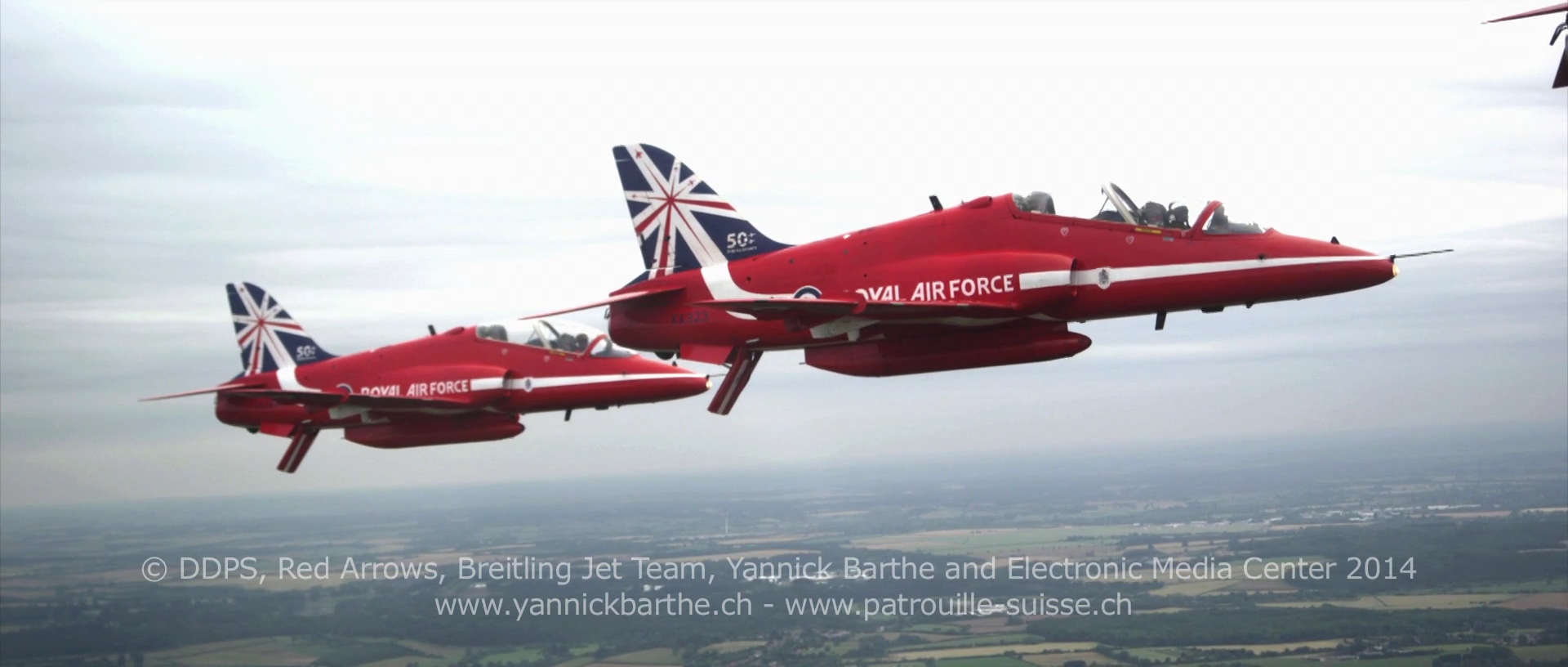 イギリス空軍の航空アクロバットチーム レッドアローズが創立50周年を迎え ヨーロッパ各国のチームを招待して混成飛行をする 満艦飾