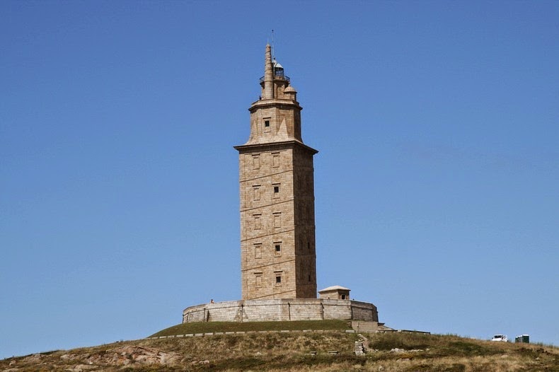 紀元2世紀に建てられた灯台がいまだに現役として使われている ヘラクレスの塔 お手本としたのはなんと 世界七不思議のひとつ アレクサンドリアの大灯台 満艦飾