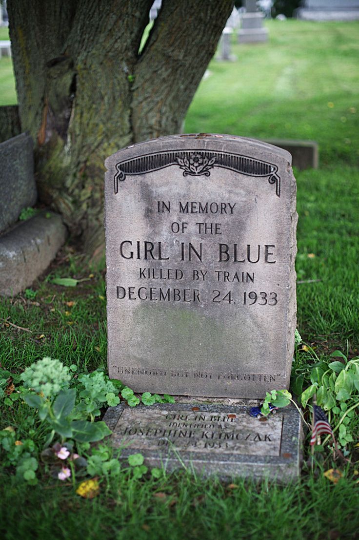 青い服の少女 謎の美少女の墓を村人は守り続ける 満艦飾