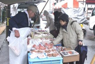 露店に正月料理の食材 上越