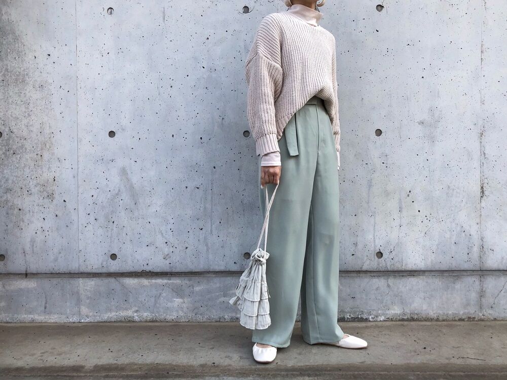 GUの「ベルトタックストレートパンツ」の使用感レビュー！ドレープ性の