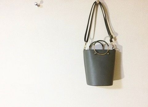 しまむらの リング付きバケツバッグ の使用感レビュー コスパ最高 トレンドアイテムが安価で楽しめる 機能性良し 上品な雰囲気を作り出せるのでおすすめ １９８６０７０７ Powered By ライブドアブログ