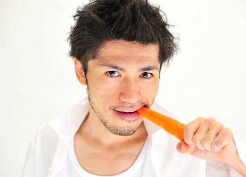 人参をかじる男性
