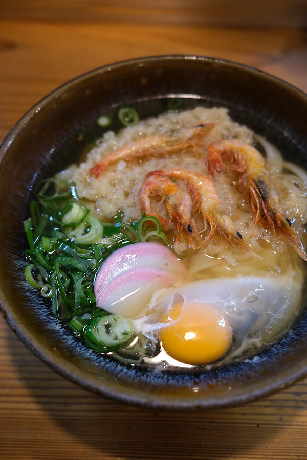 夜は【葉隠うどん】で海老かき揚げと月見うどん。昼は【グリルボブソン】で満腹プレート。