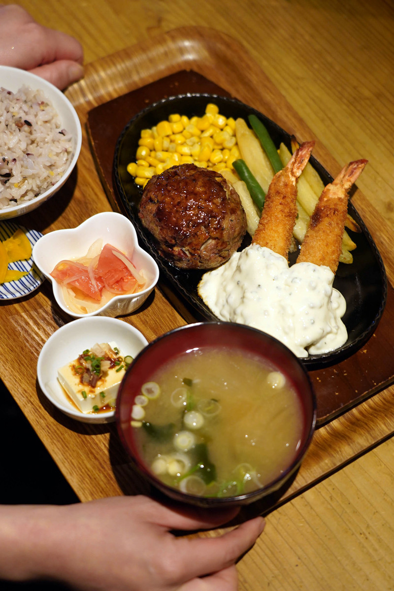 万太郎 Net かえる食堂 蓮 で手作りハンバーグと海老フライの定食