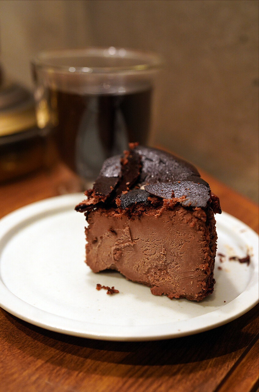 WITH THE STYLE】のバスクチョコチーズケーキ、【Cafe檸檬 WITH THE STYLE】のバスクチョコチーズケーキ、【Cafe檸檬