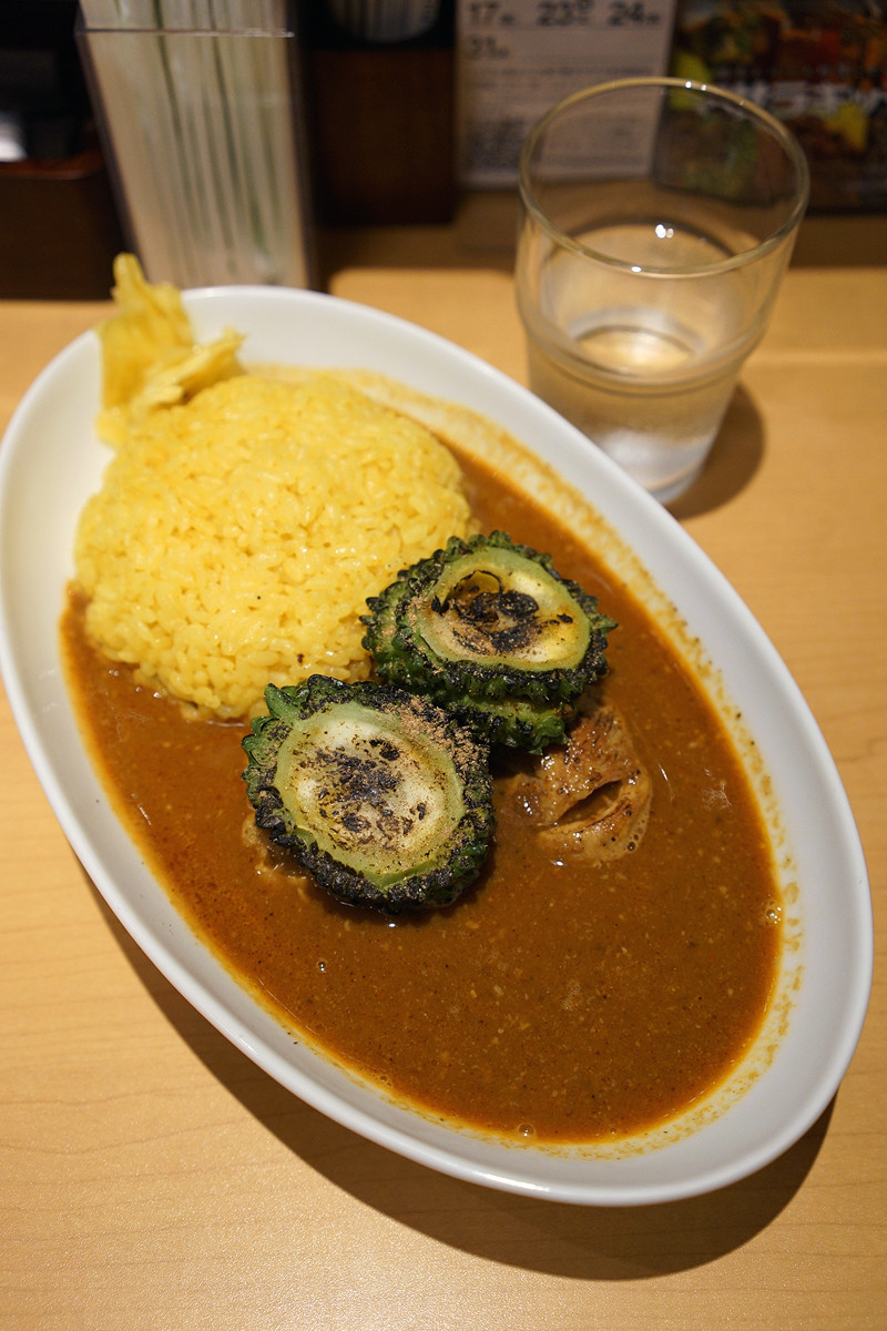 万太郎 Net マサラキッチン でチキンカレーにゴーヤのスパイスはさみ