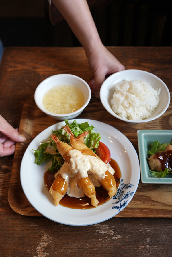 お昼は久しぶりの【杏仁荘】で自家製タルタルの海老南蛮定食。夜は吉牛。