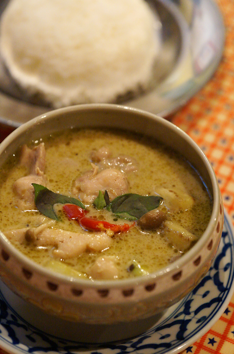 万太郎 Net 薬院 タイ料理 カオサン で本場のグリーンカレーとかいろいろ