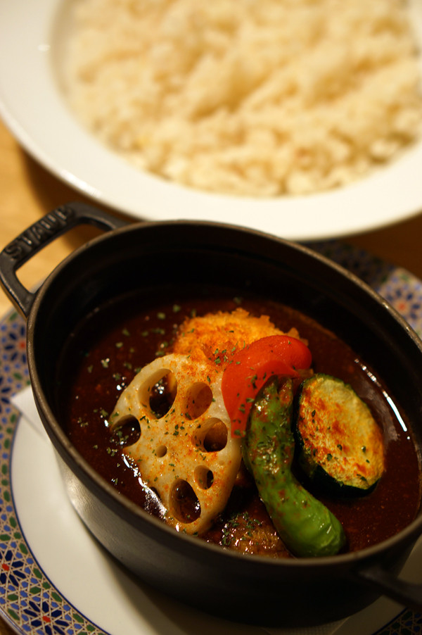 万太郎 Net 赤坂の黄色い建物 ゼリージュ はカレーとモロッコ料理の店