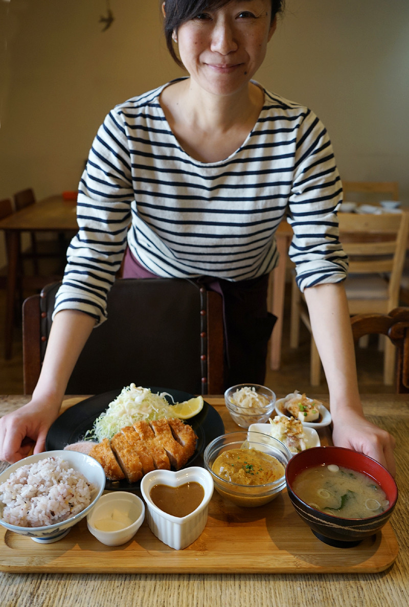 万太郎 Net かえる食堂 蓮 で 佐賀金星豚 の厚切りロースとんかつ定食 万太郎 Net かえる食堂 蓮 で 佐賀金星豚 の厚切りロースとんかつ定食