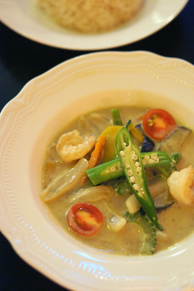 万太郎 Net 西新商店街のちょっと変わったタイ料理 Cadillac Ranch Slowly でグリーンカレー