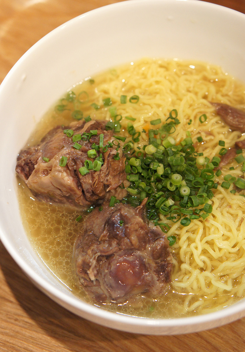 万太郎 Net かえる食堂 蓮で 牛テールスープのラーメン 万太郎 Net かえる食堂 蓮で 牛テールスープのラーメン