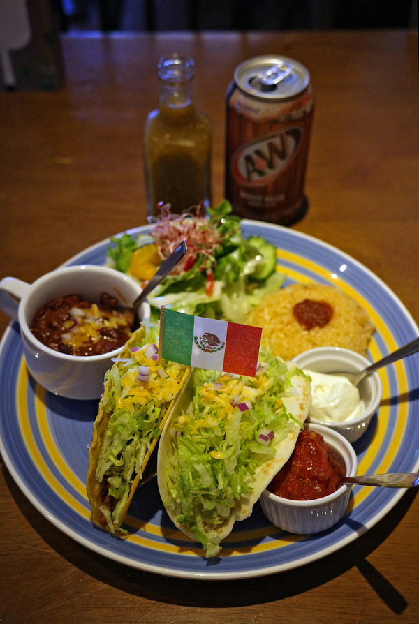 テキサス風メキシコ料理【チリ・ダイニング】でお昼ご飯。食後に【FAKE IT COFFEE】に寄ったら『アーリーバード』の方にお会いできた。