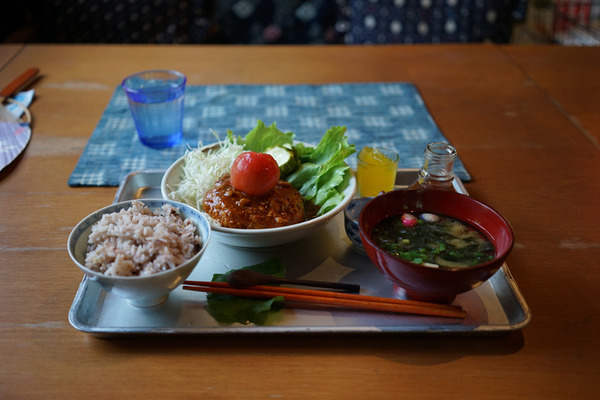 小さなカフェ つき