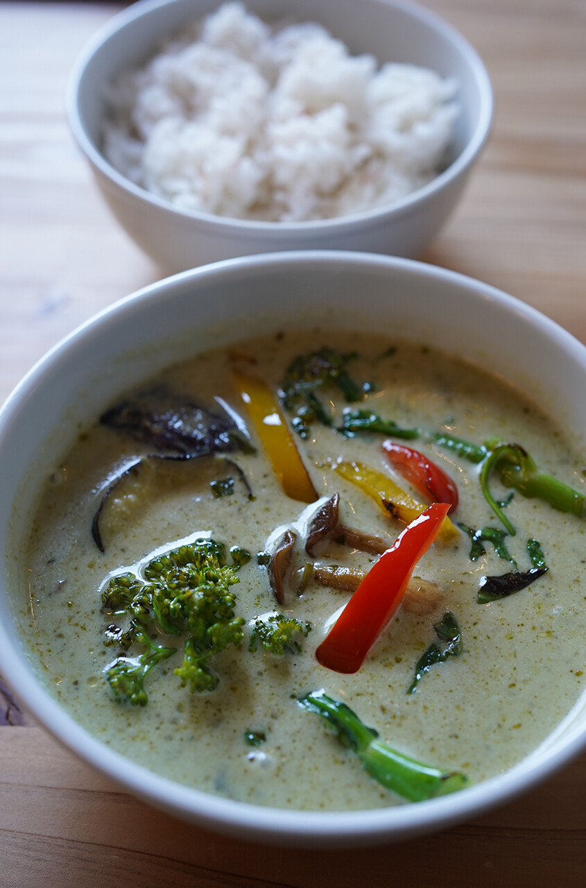 万太郎 Net 春日市のアジア料理店 ヤミーメコン で自家製グリーンカレー 夜は 喫茶コティー からの屋台 Megane Coffee Spirits