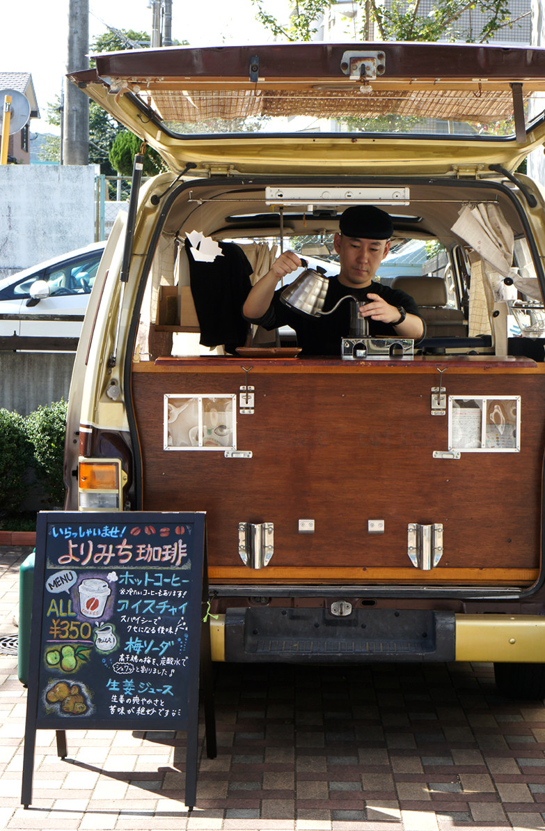 万太郎 Net 移動カフェの よりみち珈琲 に寄り道 雑貨のチキータ店前 万太郎 Net 移動カフェの よりみち珈琲 に寄り道 雑貨のチキータ店前
