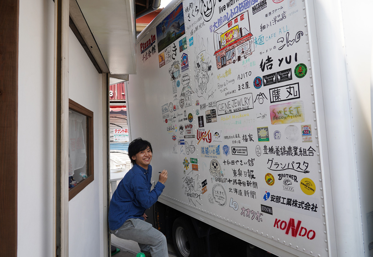 万太郎 Net 美野島商店街で カレーコミュニケーション 福岡編 の１日目無事終了 そして Fleamart 羽根さんたちにお世話になりました