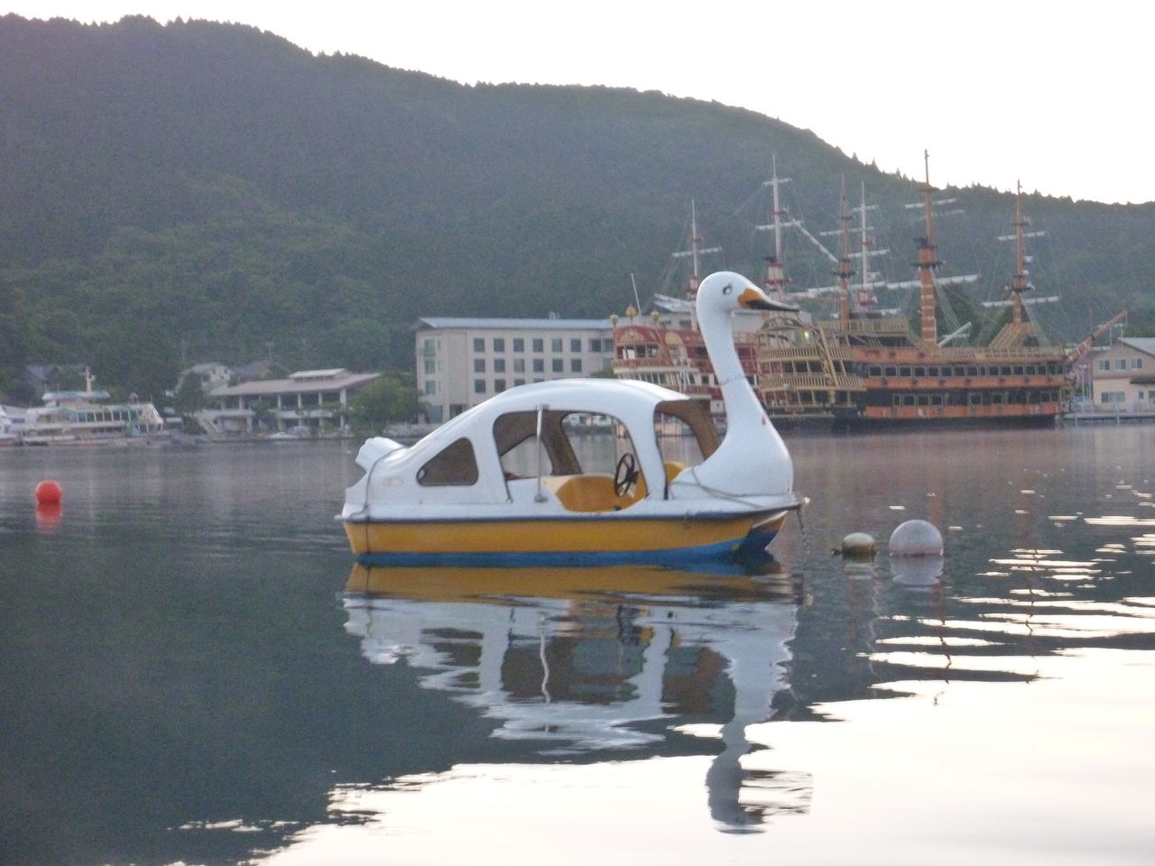 芦ノ湖トピックス 箱根湾に新型スワンボートが 芦ノ湖ヘッポコ釣り日記 3 Since 07 芦ノ湖トピックス 箱根湾に新型スワンボートが 芦ノ湖ヘッポコ釣り日記 3 Since 07