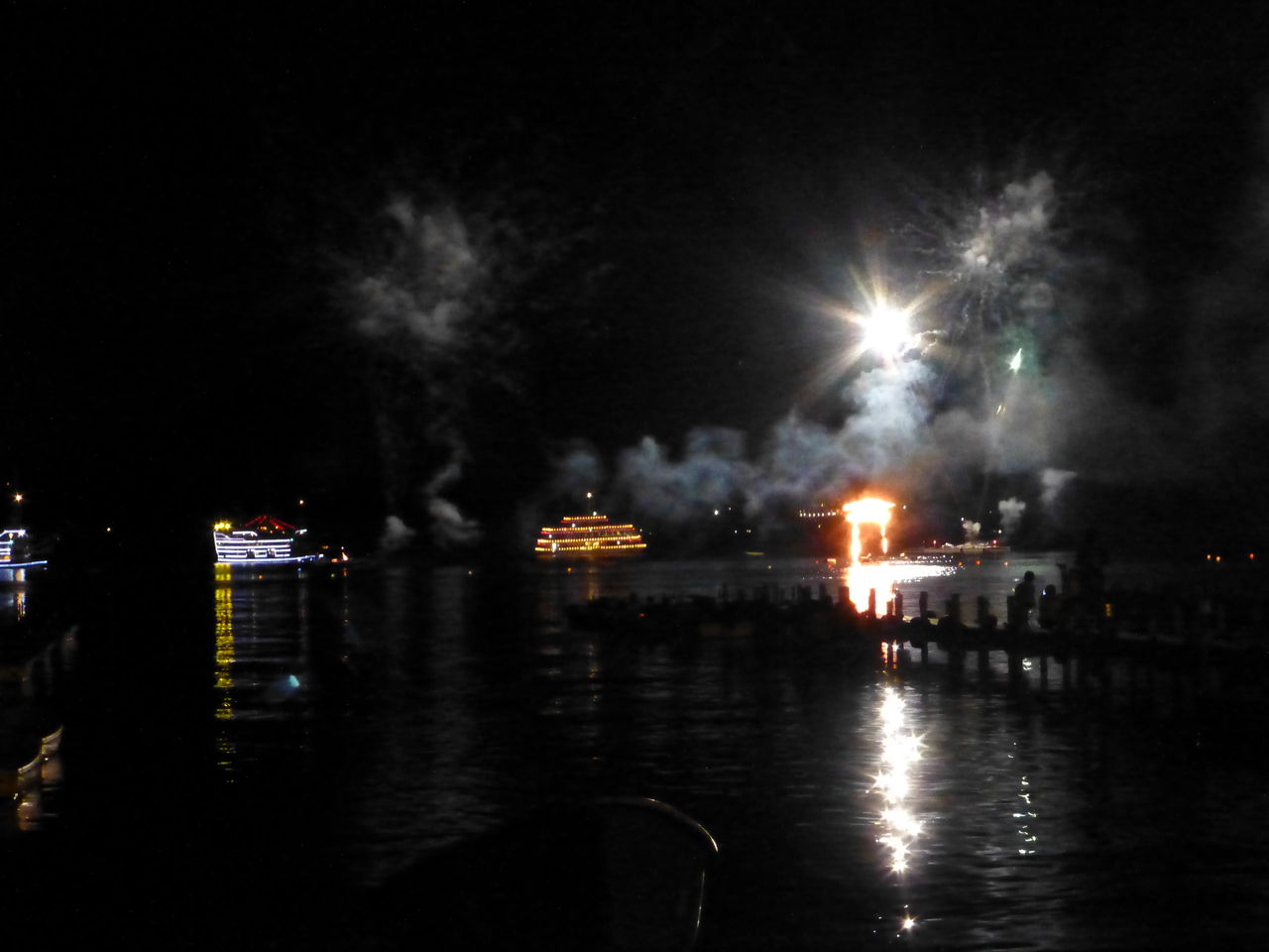 芦ノ湖トピックス 16年鳥居焼まつり花火大会 花火大会編 その2 芦ノ湖ヘッポコ釣り日記 3 Since 07