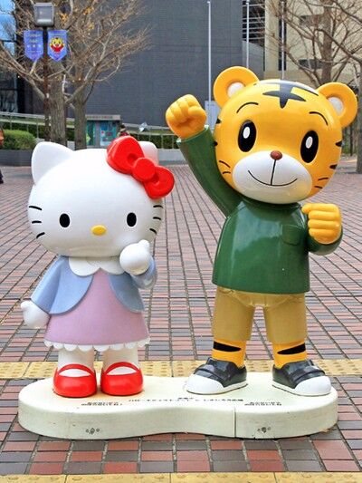 s-Tama_Kitty_and_Shimajiro_Statue_1