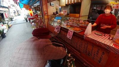 母・コロッケ屋