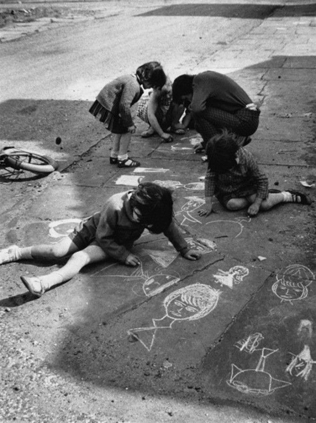 historical-children-playing-photography-24-589dbef77735f__700_e