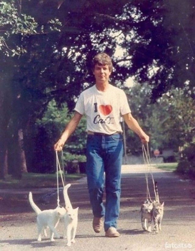 men-posing-with-their-cats-11-595x764_e