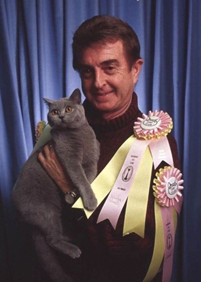 men-posing-with-their-cats-16-595x837_e