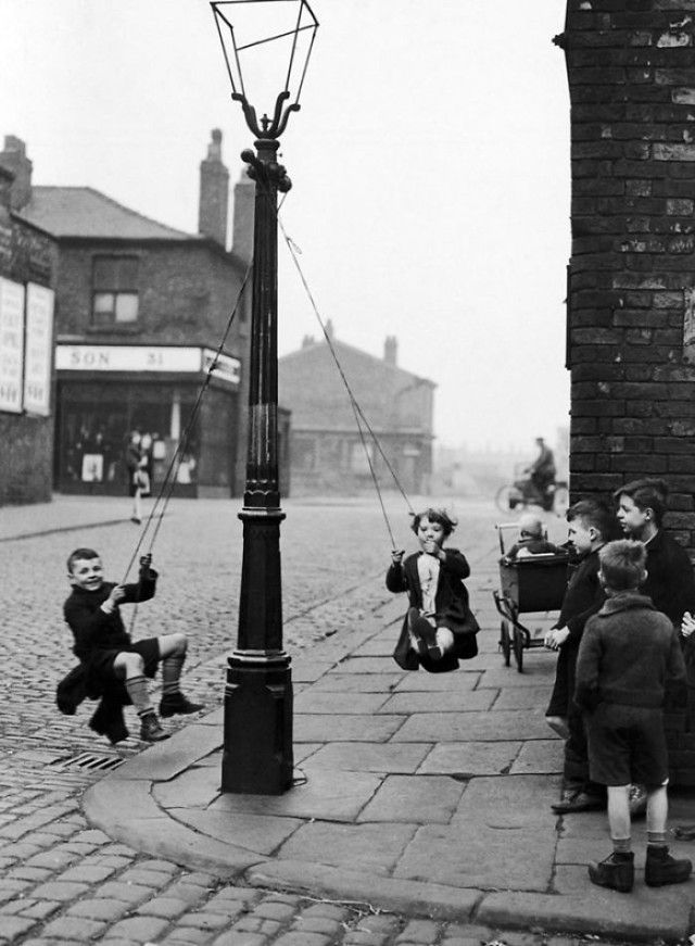 historical-children-playing-photography-58a456e800974__700_e
