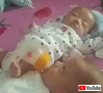 すやすやピーの隣でごくごくごく ちっちゃな赤ちゃん お兄ちゃんに足でミルクを飲ませてる マランダー すやすやピーの隣でごくごくごく ちっちゃな赤ちゃん お兄ちゃんに足でミルクを飲ませてる マランダー