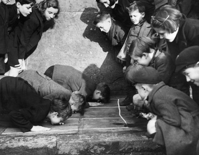 historical-children-playing-photography-1-589dbed7a3e1c__700_e